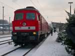 232 569-4 hat ihren RE aus Erfurt Hbf in den Bahnhof Altenburg auf Gleis 3 gebracht. Nun muss die Lok zum Fahrtrichtungswechsel umsetzen. (19.12.2009)